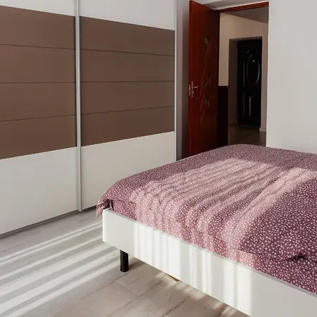 Apartament 2 Camere, Decomandat, In Zona Centrala *